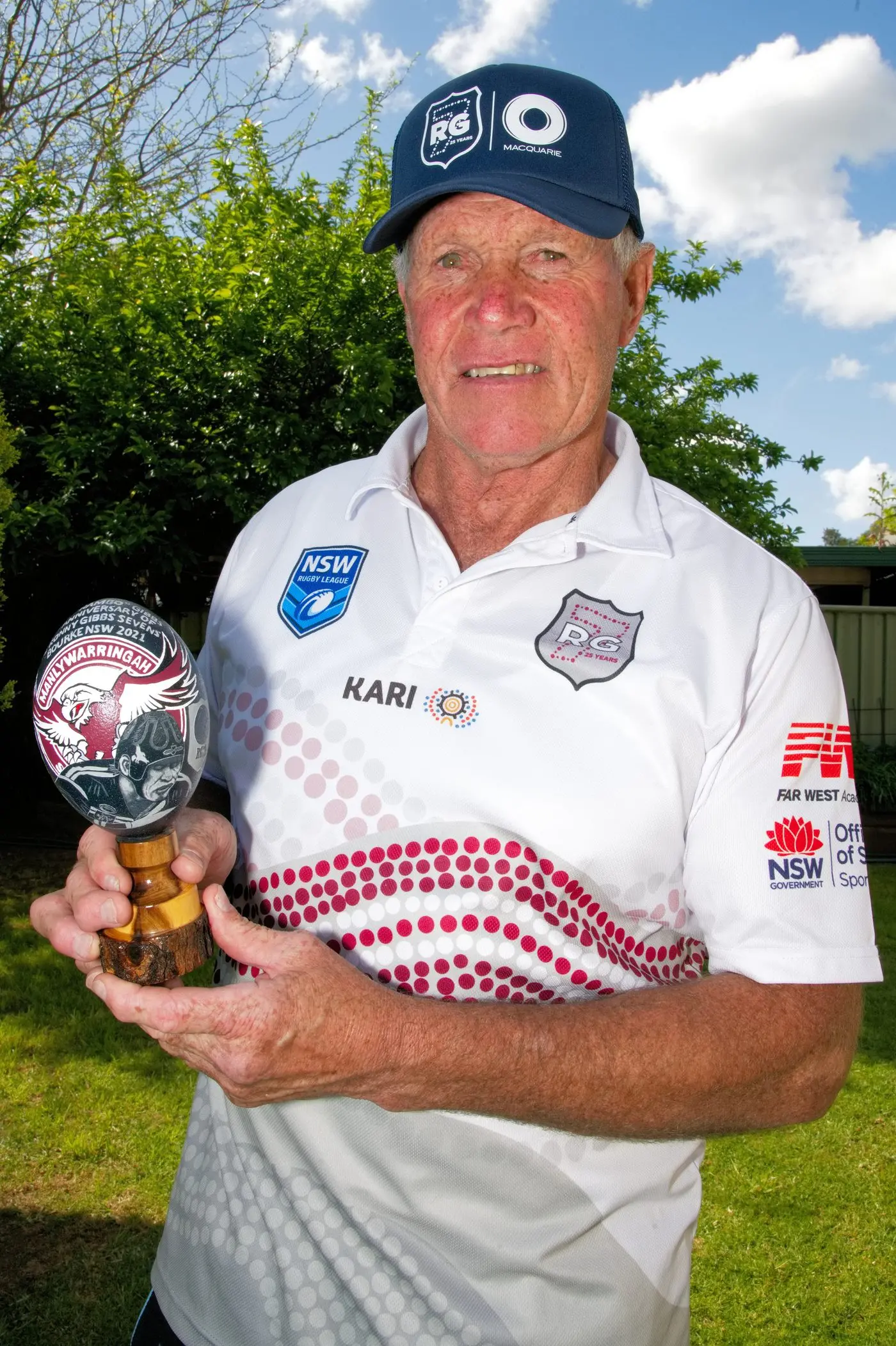 Ron Gibbs with the specially carved egg. Photo: Dubbo Photo News/Mel Pocknall