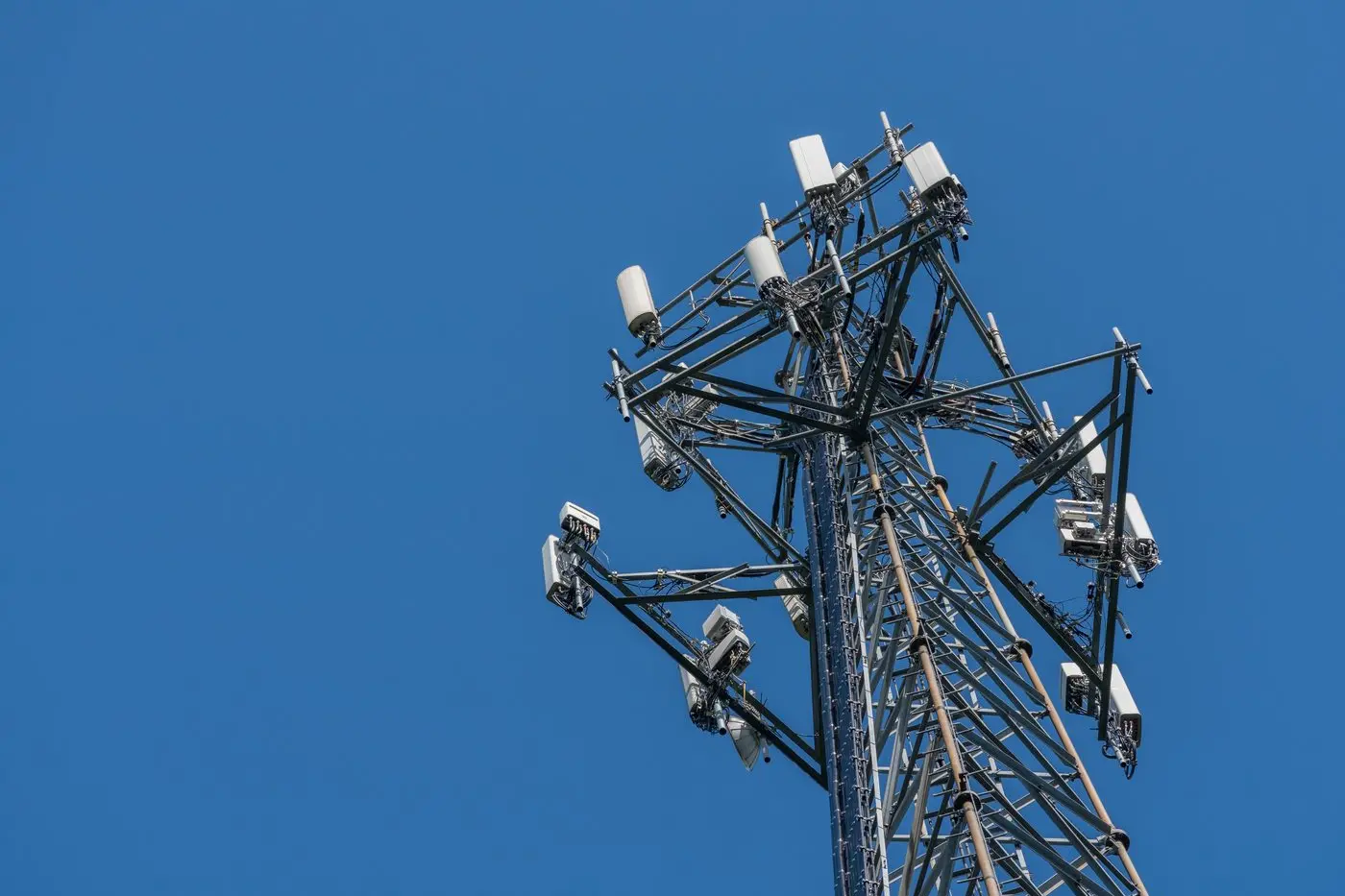 All outdoor areas of Australia could have mobile coverage by 2027 under laws being pledged by Labor.