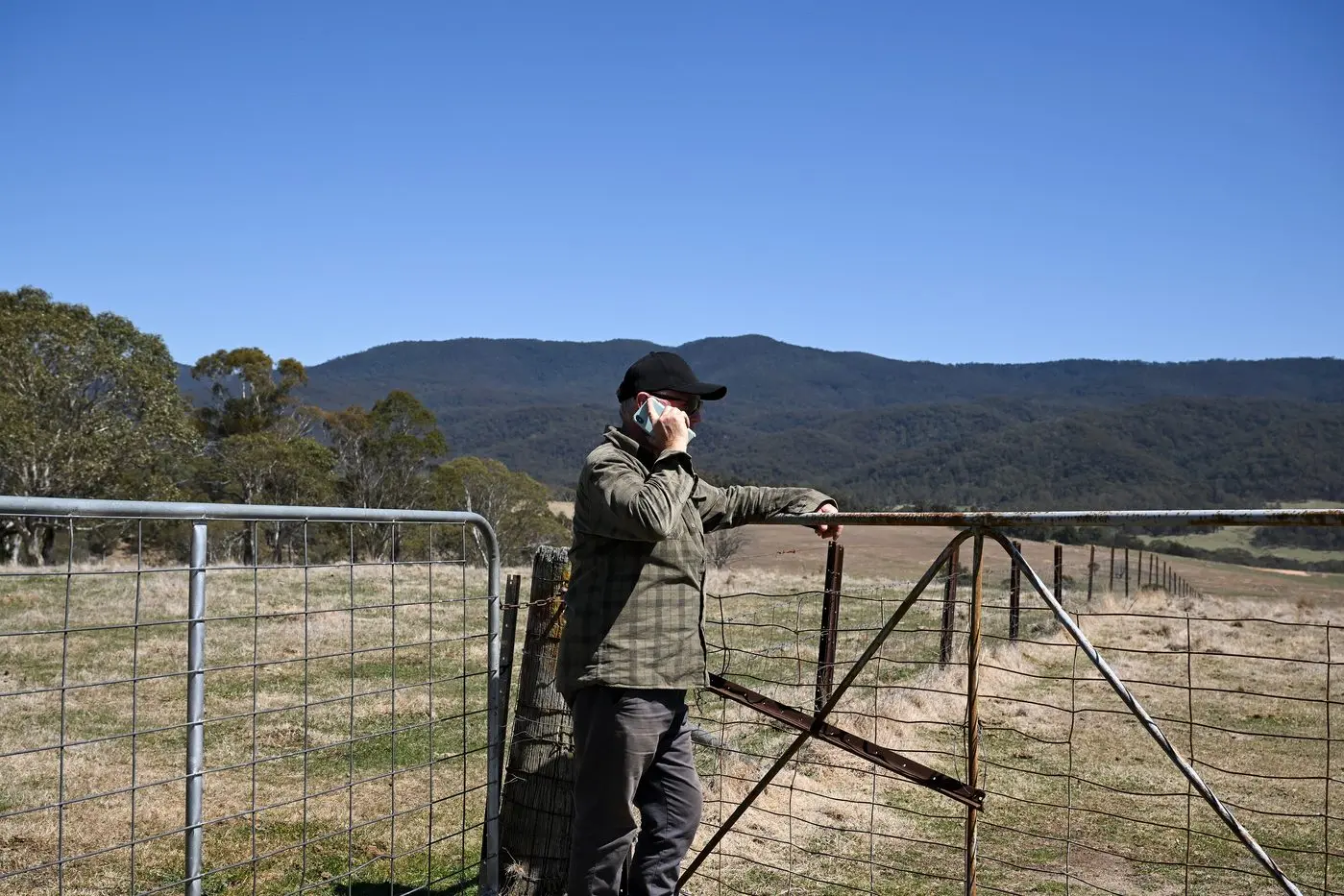 The inability to reach triple zero in rural Australia can be fatal, a federal inquiry has been told. Photo: AAP/Lukas Coch