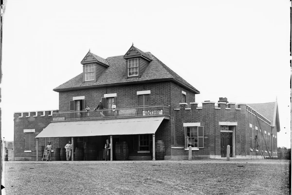 J.E. Serisier\\'s General Store, Macquarie Street, Dubbo. Photo: From the collections of the State Library of NSW.