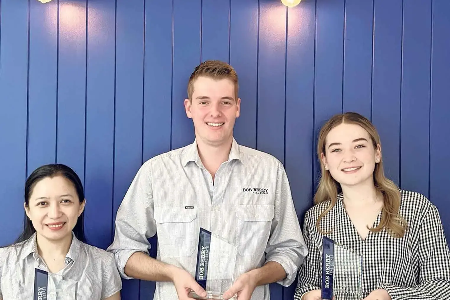 <p>Ummi, Toby and Macy with their awards. Photo: Bob Berry Real Estate.</p>\\n