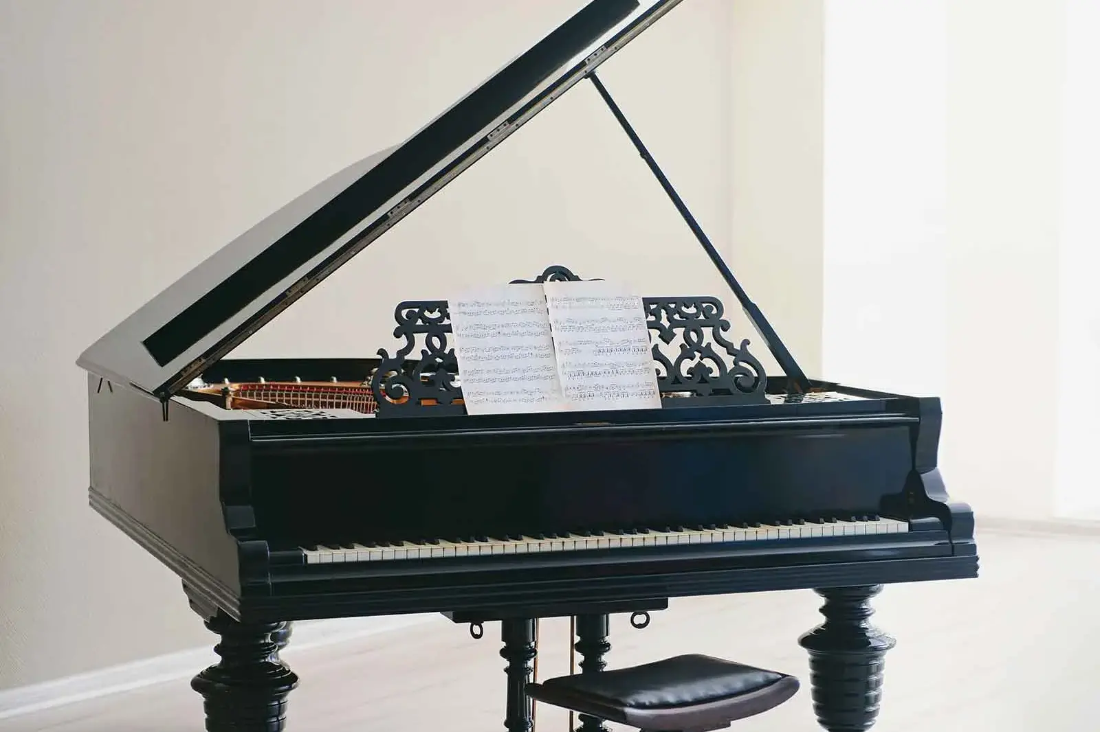 <p>When it comes to moving something as valuable as a piano, it\\u2019s always best to entrust the job to a team of professional movers.</p>\\n