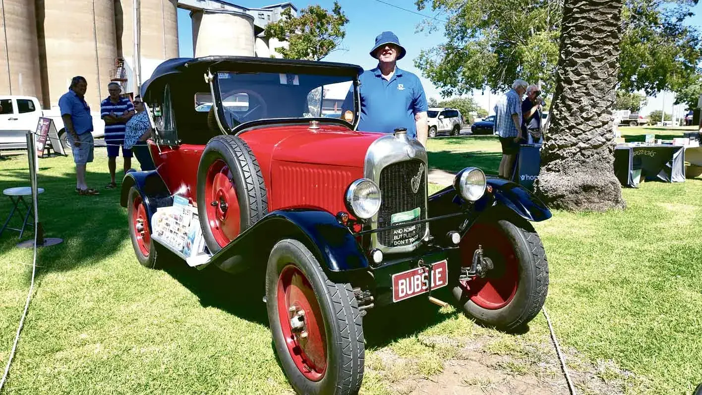 \"Bubsie\" visits Narromine on centenary re-enactment tour