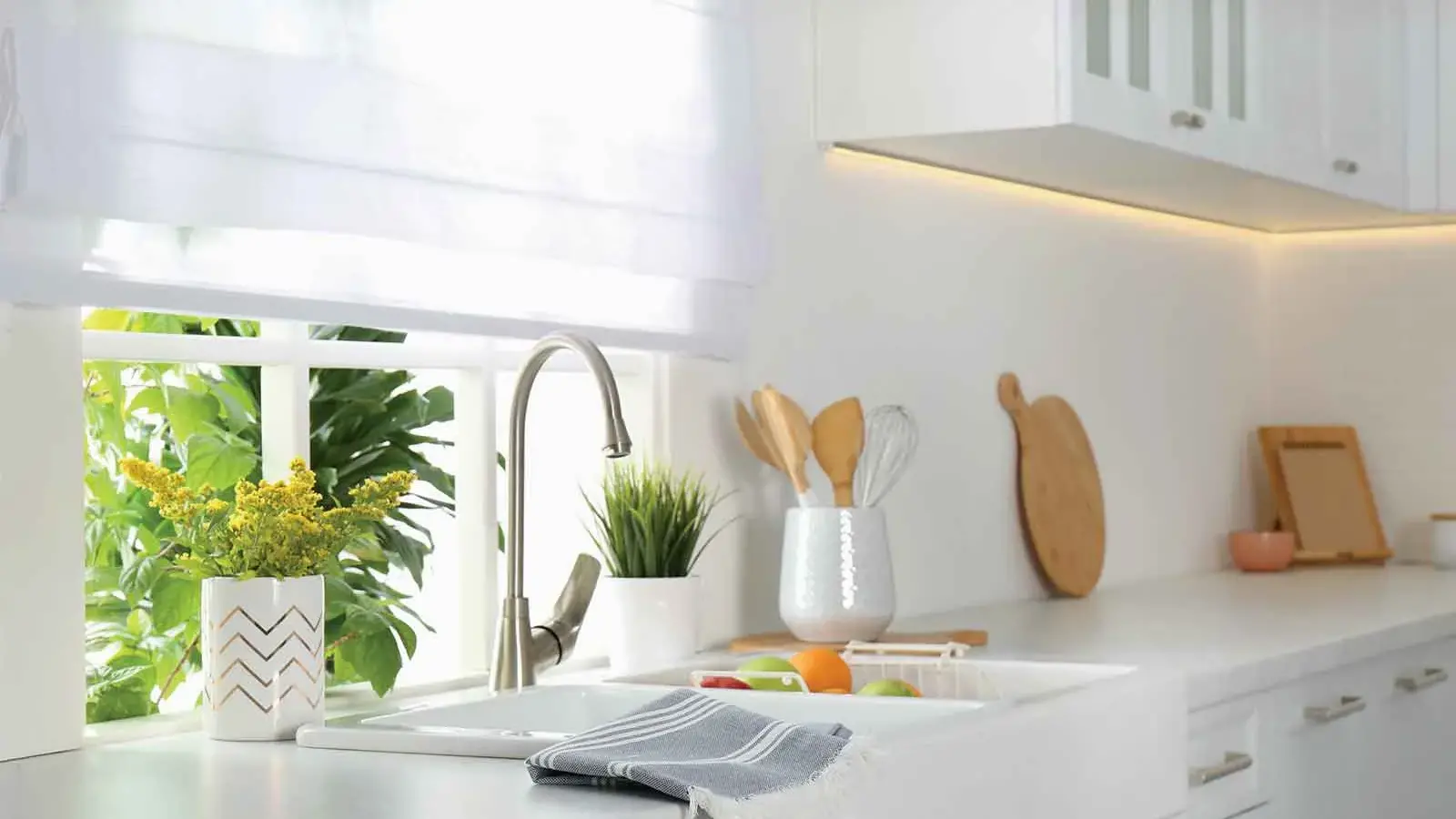 What window coverings should I use in the kitchen? Expert tips for practical style