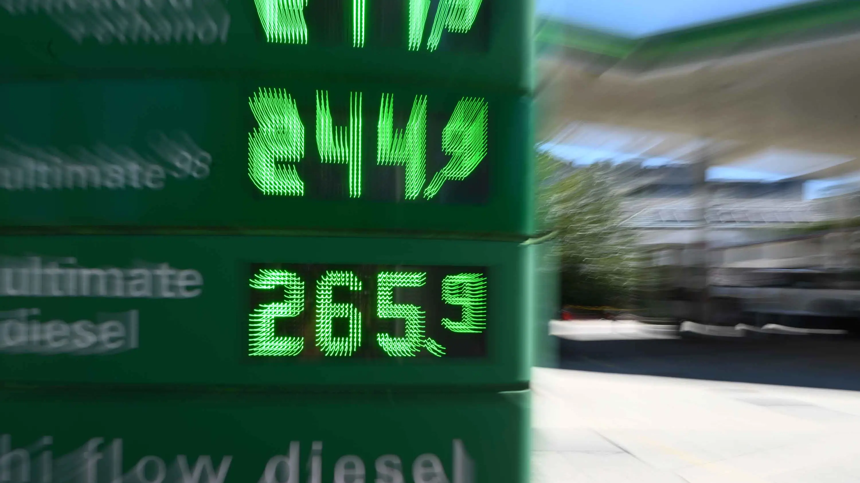 Push for fuel rationing in cities to reserve supply for regional areas