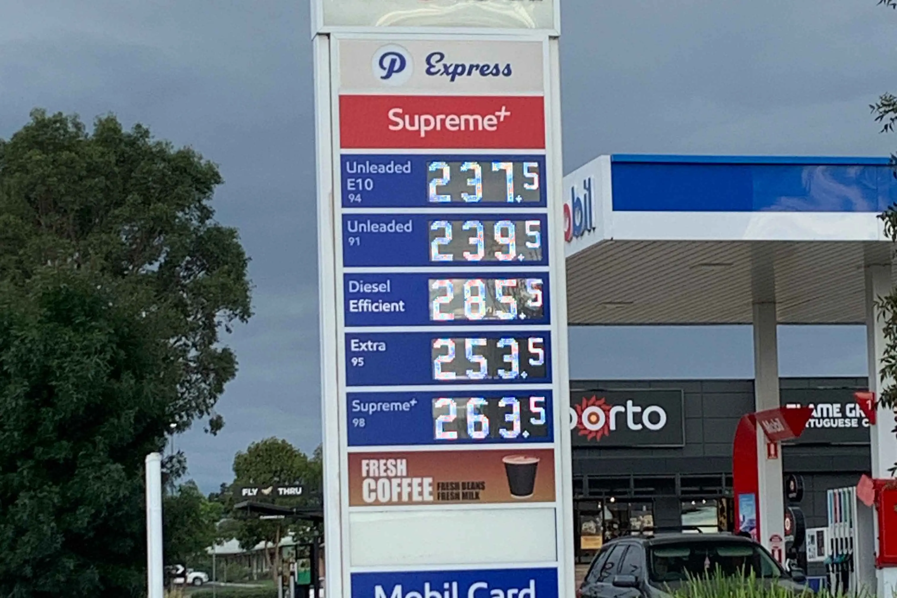 <p>Sign of the times: Fuel prices in Dubbo last week. Photo: Dubbo Photo News</p>\\n