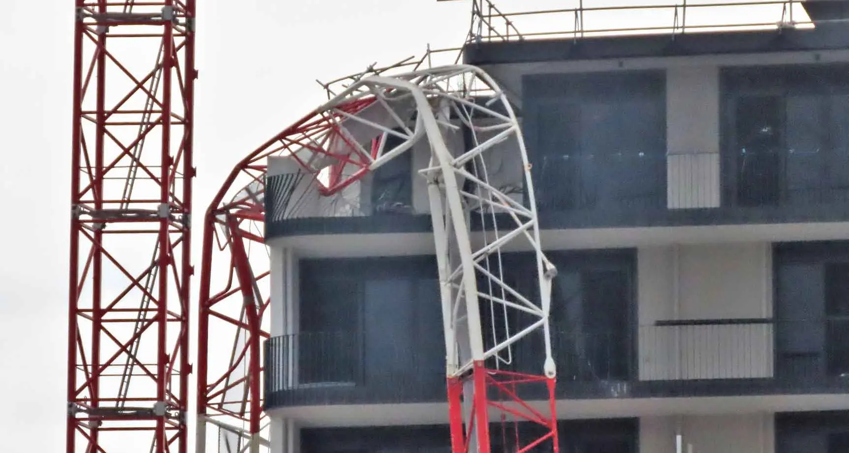 No injuries as construction site crane partially collapses in severe Dubbo storm