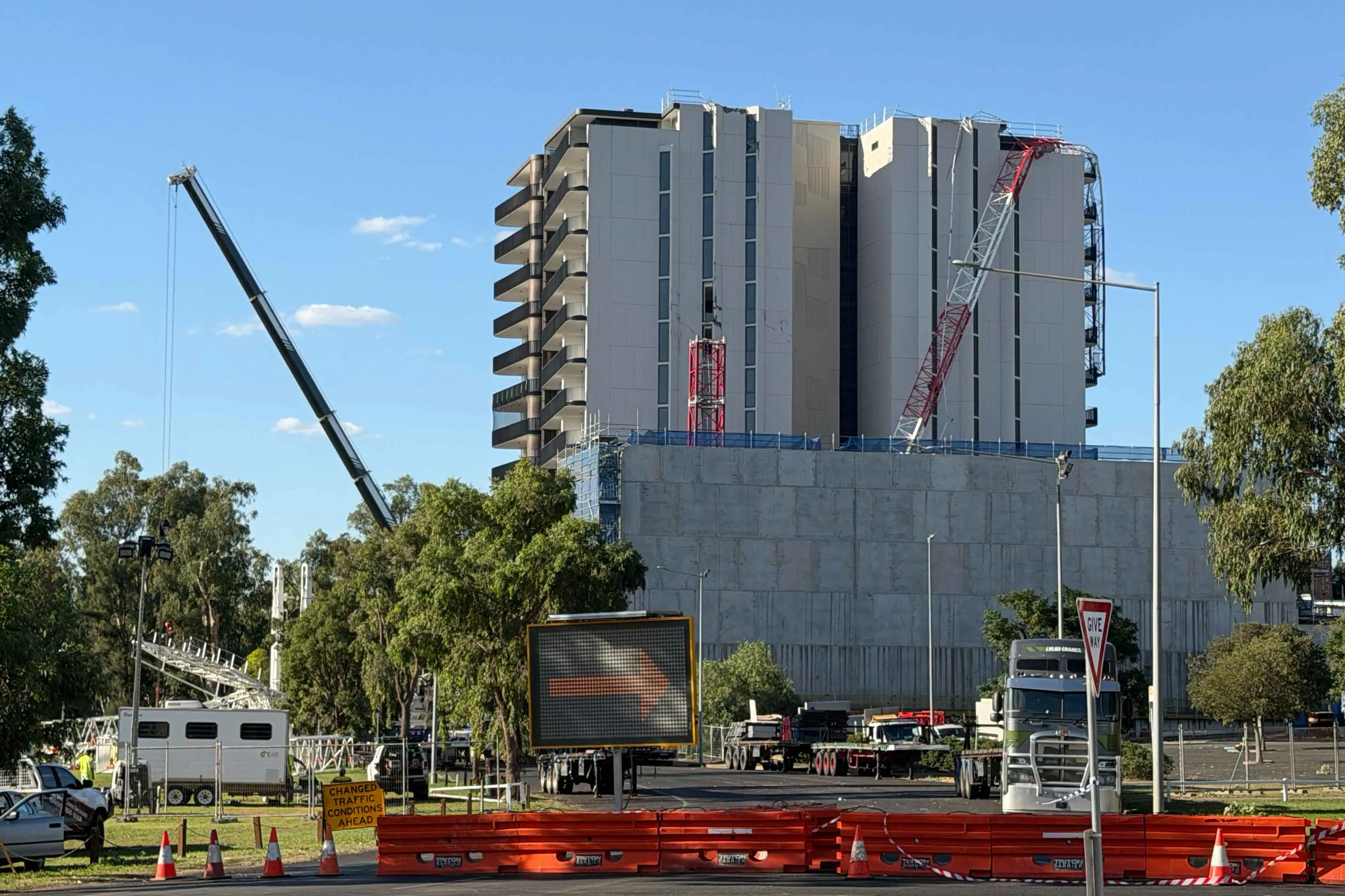 <p>The recovery crane (left) on site at No.1 Church Street on Wednesday afternoon, with the main mast of the damaged crane already partly removed (centre). The horizontal jib of the damaged crane is shown laying over the top of the building (right), and will soon be safely removed. Photo: Dubbo Photo News</p>\\n