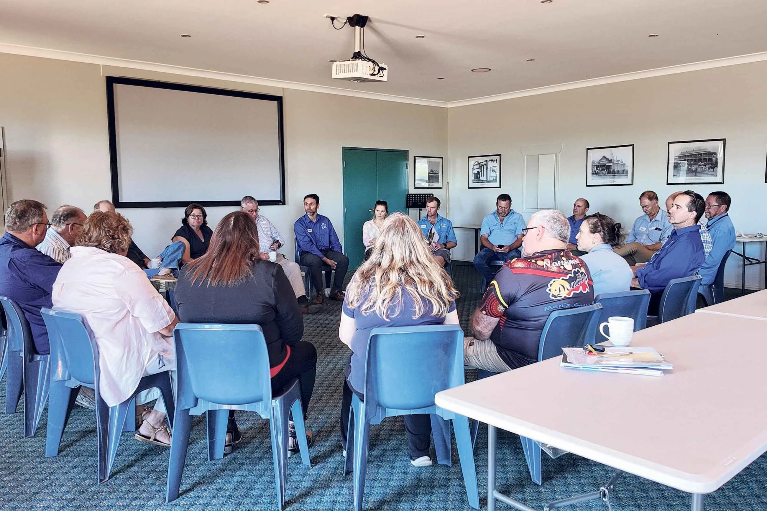 <p>It wasn\\'t a round table but rather a round-room discussion at the MDBA Basin Plan Review info session in Narromine on March 16. Photo: Dubbo Photo News</p>\\n