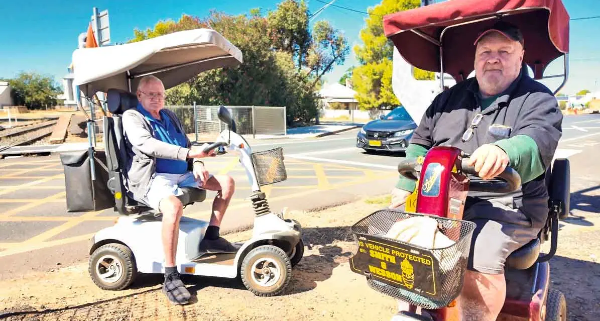 Narromine pedestrian rail crossing re-opens after repairs