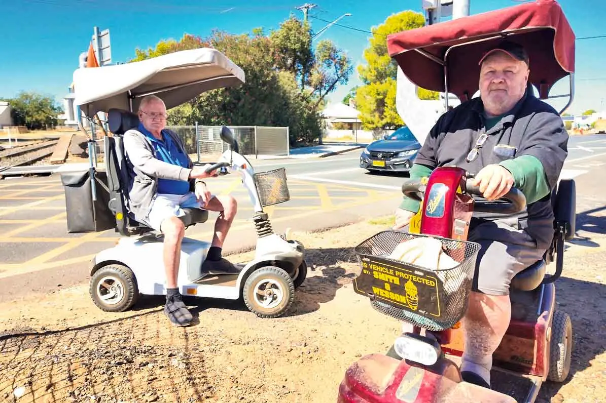 Narromine pedestrian rail crossing re-opens after repairs