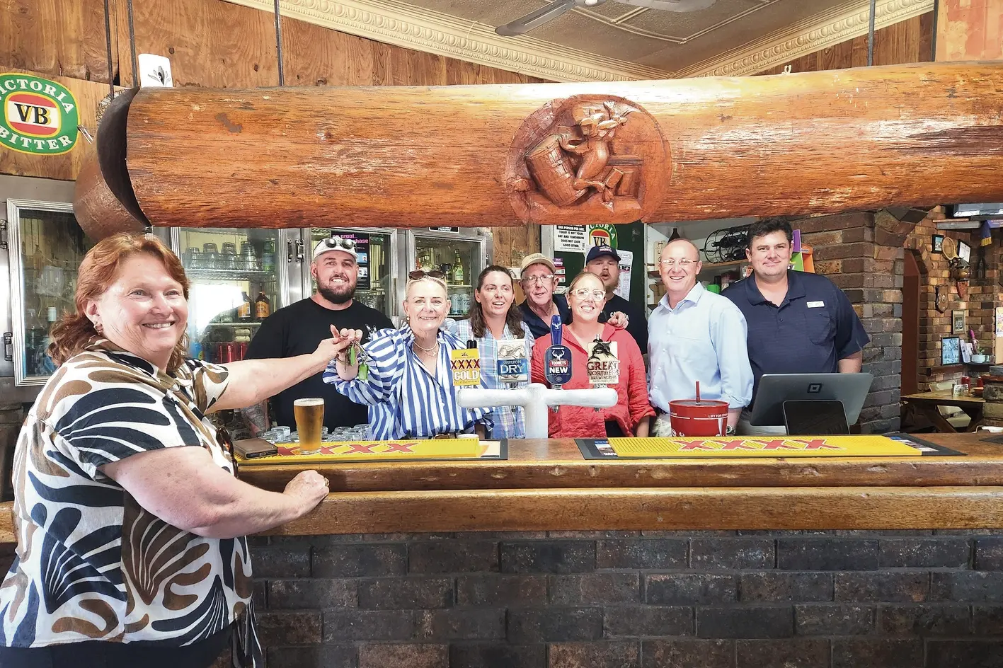 <p>Former Drovers Dog Tavern owner Tracey Haraki passing the keys over to the Saunders family on Friday, April 17. Pictured are Tracey Haraki, Hayden Chapman, Maz Saunders, Jasmine Saunders, Peter Saunders, Georgia Chapman, Mat Thimmsen, Cr Josh Black, and Cr Phillip Toynton. Photo: Supplied</p>\\n