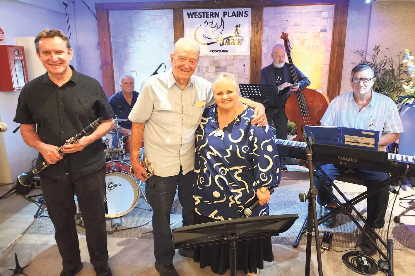 <p>Steel City Sirens featuring Shelly Rae King (vocals), Greg Barker (drums), Steve Jewell (piano), Jim Lyon (trumpet), David Taylor (bass) and Steve Parry (clarinet).</p>\\n