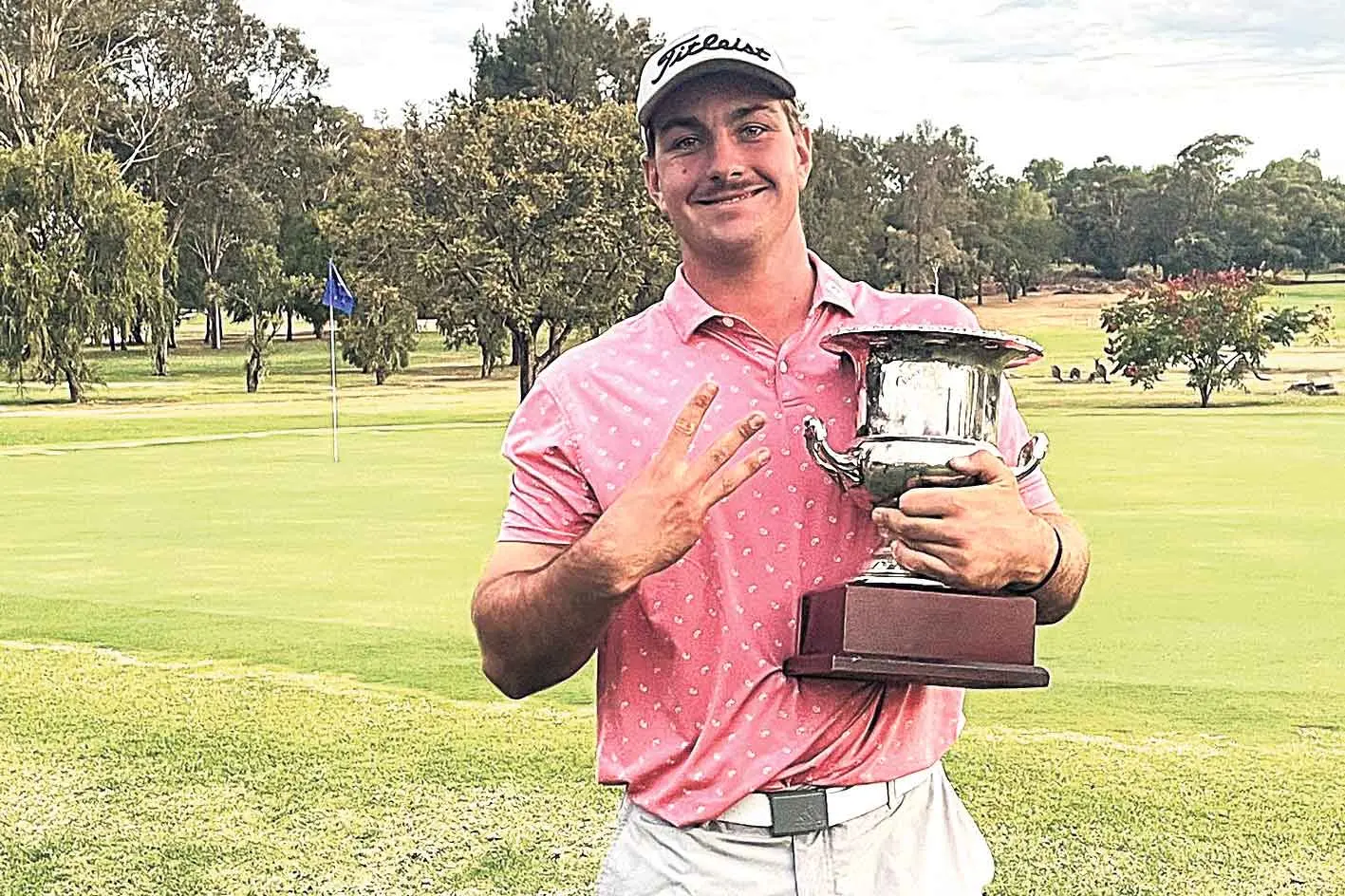 <p>Cooper Giddings with the Dubbo Club Championship Men\\u2019s trophy. Photo: Dubbo College</p>\\n