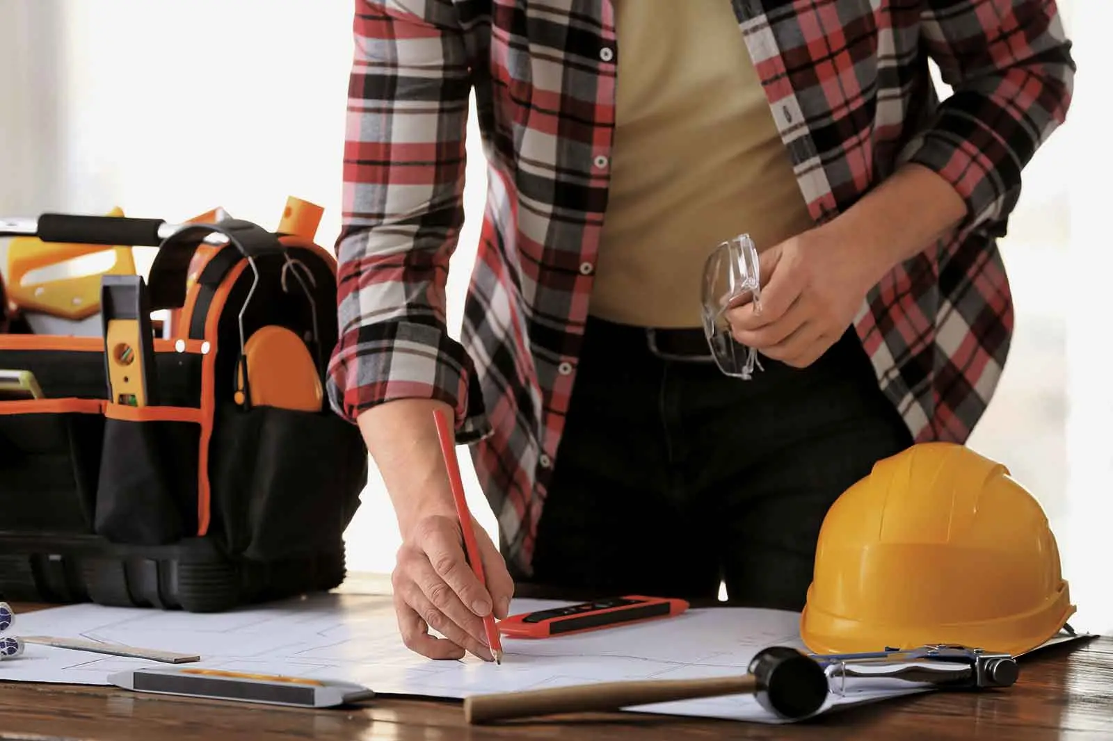 <p>Choosing a contractor requires checking licences, insurance, references, quotes, contracts and previous work \\u2013 not simply accepting the lowest price.</p>\\n