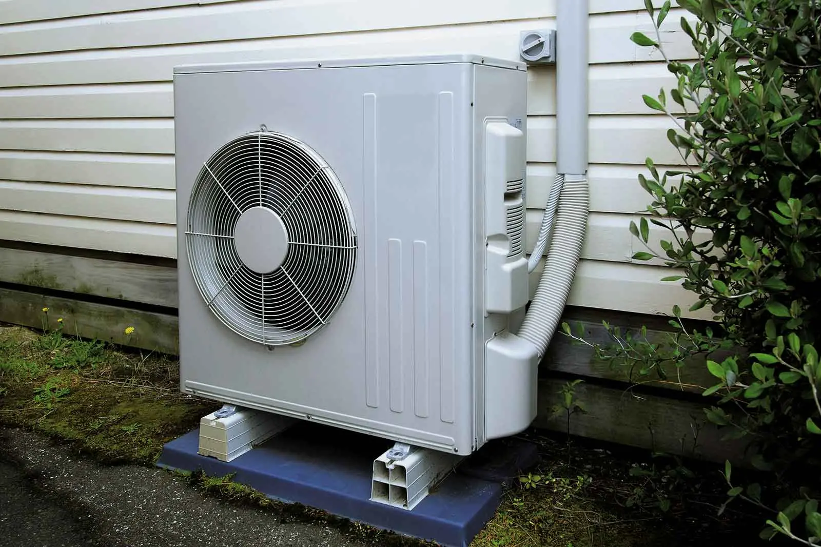 <p>Choosing the right reverse-cycle air conditioner depends on size, system type, energy efficiency and total cost.</p>\\n