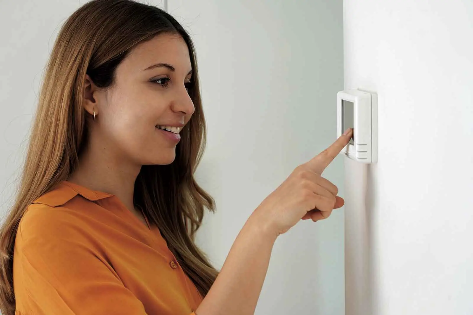 <p>Simple thermostat, draught-proofing, hot-water and appliance changes can reduce household energy costs throughout summer and winter.</p>\\n